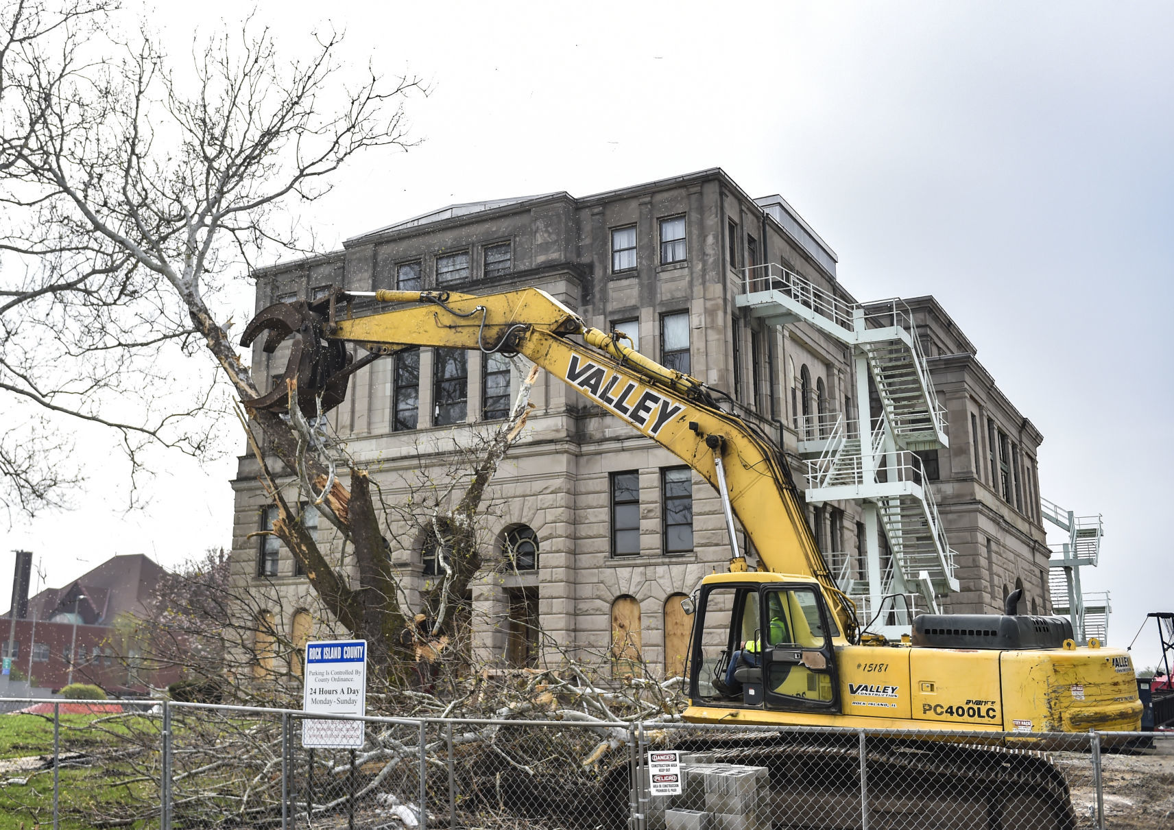 042619-mda-nws-courthousetree-01.jpg